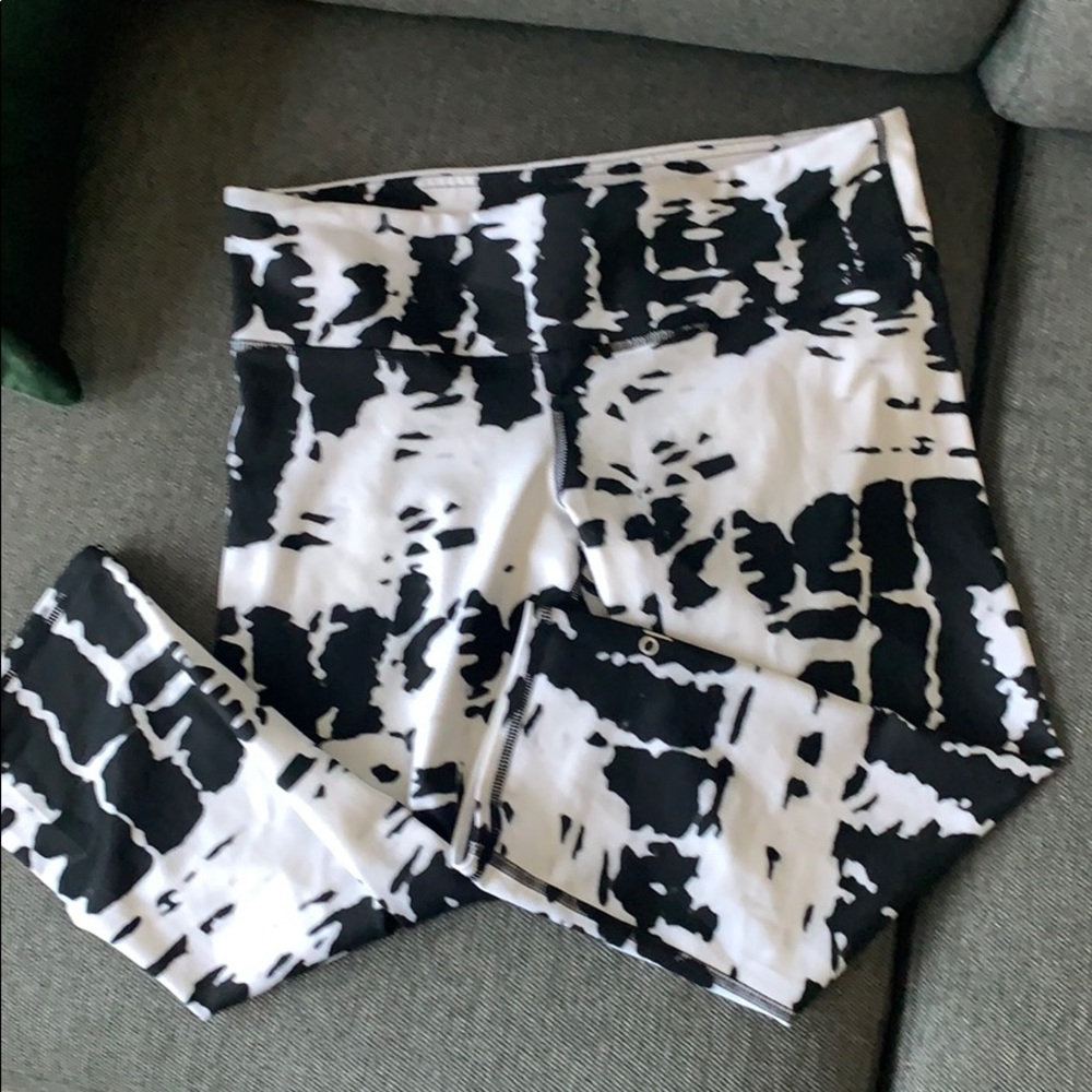 Alo Yoga Airbrush Capri in White Tie Dye - M